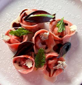 RAVIOLI RIPIENI DI GORGONZOLA GRAN RISERVA LEONARDI IGOR, RIDUZIONE AL VINO ROSSO E RADICCHIO